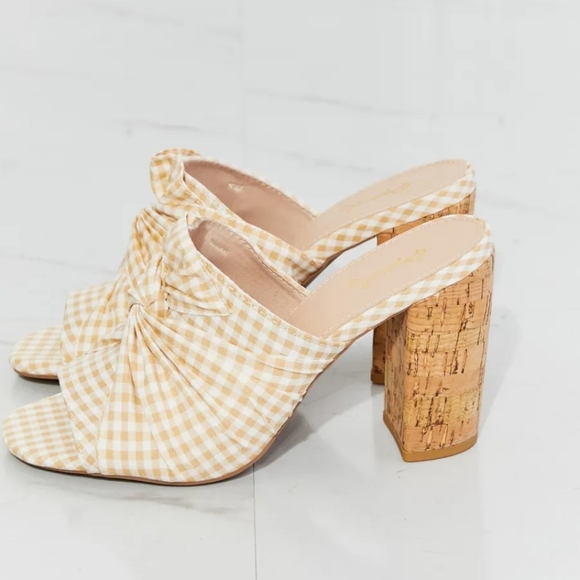 Qupid Freshly Picked Twist Peep Toe Block Heel Mule Open Toe Sandals Shoe - Picture 2 of 10